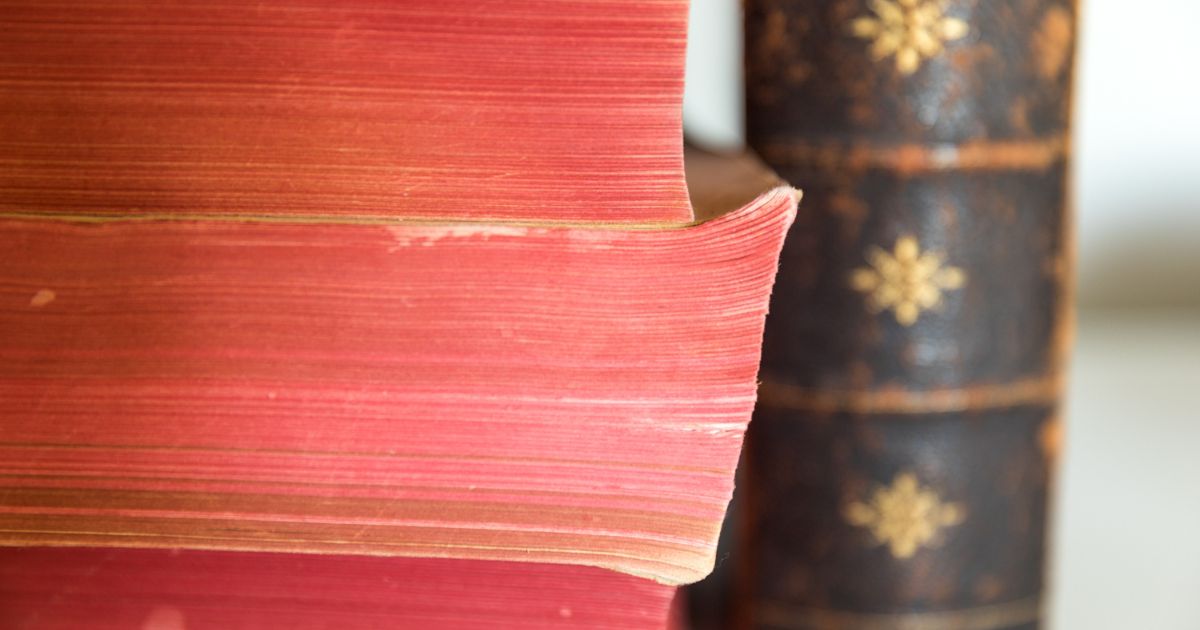 Une pile de livres avec les bords de page rouge
