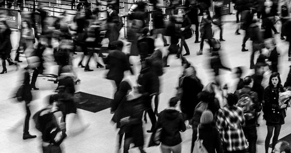 Foule de personnes en mouvement